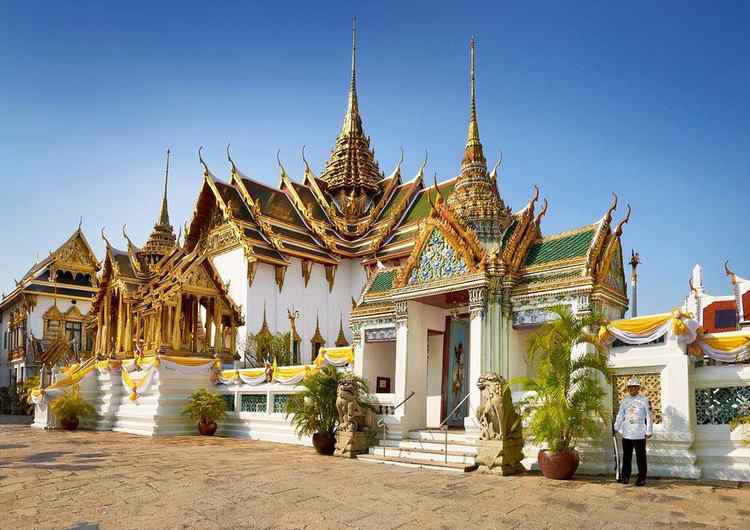 泰国是亚洲旅游胜地,八大著名的景点有:曼谷大皇宫,曼谷玉佛寺,曼谷