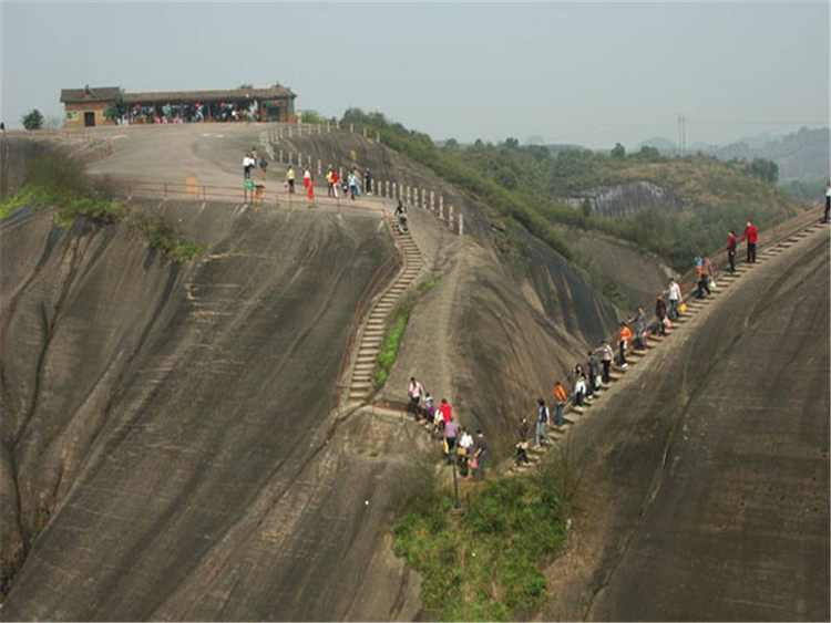 高椅岭风景区位于湖南省郴州市苏仙区桥口镇与资兴市交界处,它与飞天