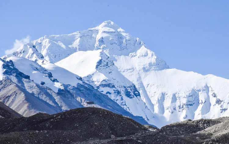 珠穆朗玛峰是喜马拉雅山众多山峰中的一个最高的山峰,也是世界最高的