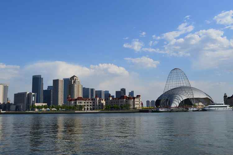 塘沽位于天津市东部,是天津滨海新区的中心区.