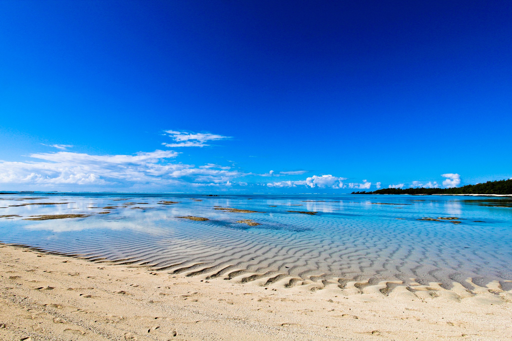 毛里求斯The Oberoi ，Mauritius 同您饱览岛上七彩火山岩的绝美景致，壮观的夏马尔瀑布、谱暑期亲子乐章！_八大洲旅游