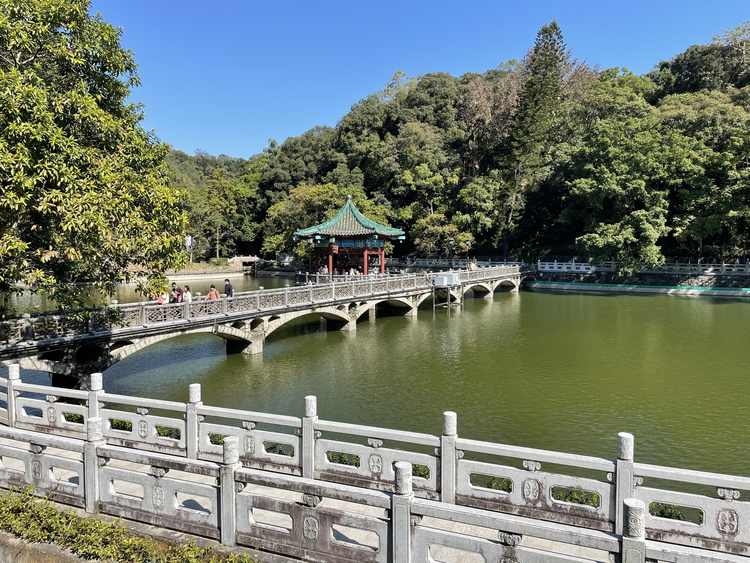 黃龍洞位於羅浮山大石樓,獅子峰之南,小石樓西側.此洞以山水佳勝著稱.