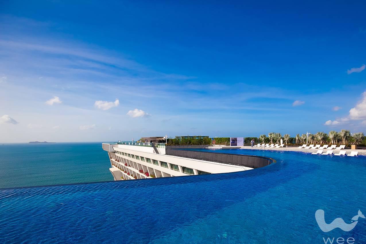 在三亚康年酒店顶层1200平米无边际泳池和70米高空悬挑透明泳池里一边|三亚|三亚湾|泳池_新浪新闻