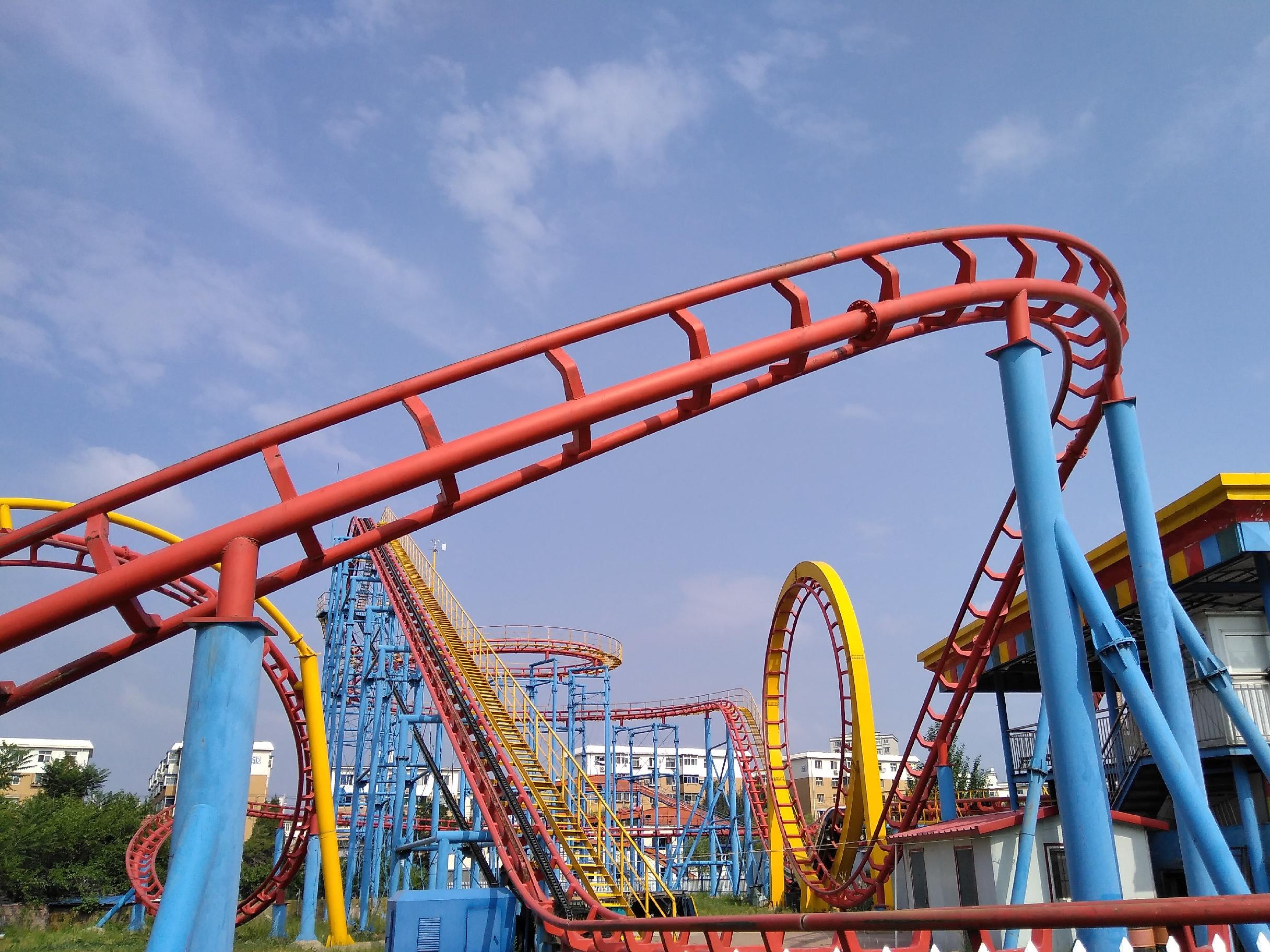 过山车(roller coaster,或又称为云霄飞车),是一种机动游乐设施,常见