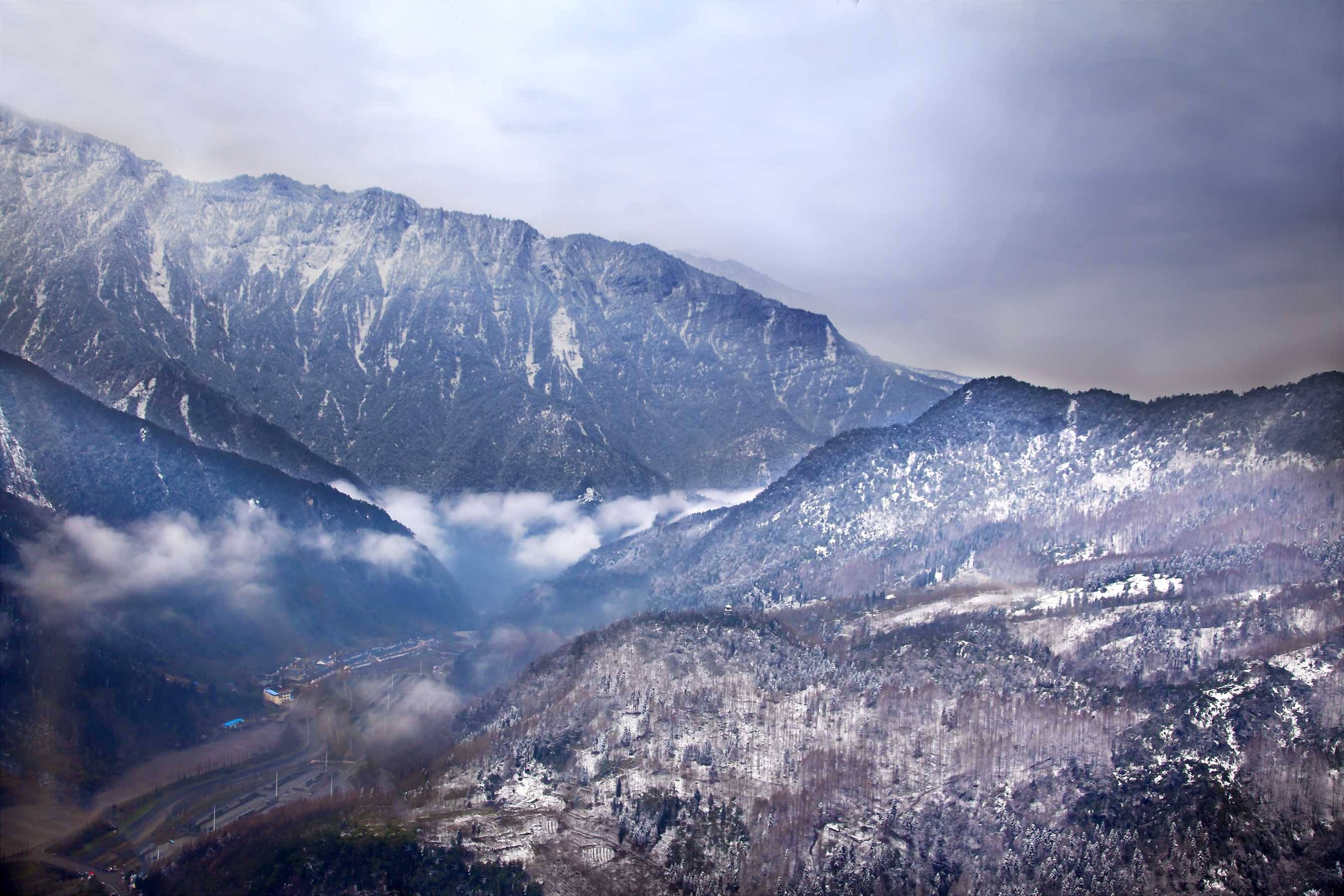 西岭雪山近景图片