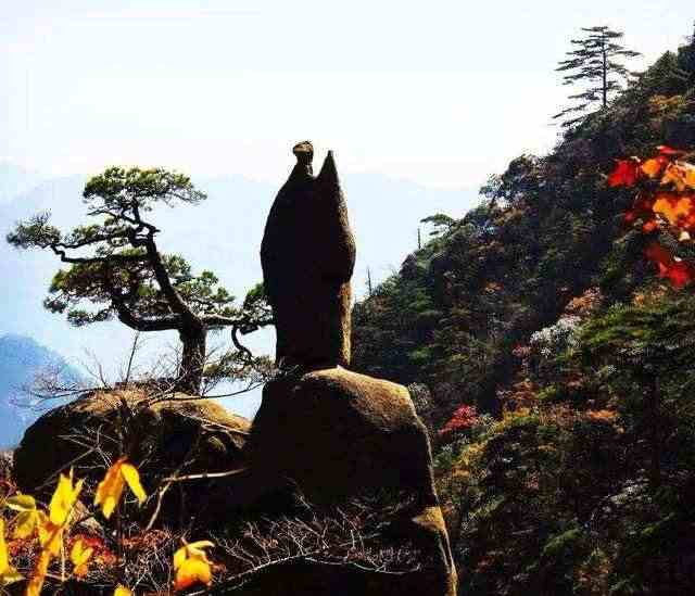 黄山奇石仙人指路的样子是一块怪石屹立在峰巅,石头的形状好似身着