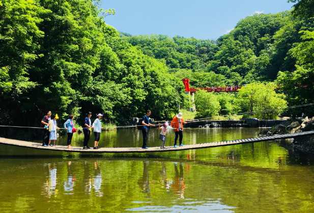 一,紅河谷漂流紅河谷漂流景區位於撫順市清原滿族自治縣紅河谷國家