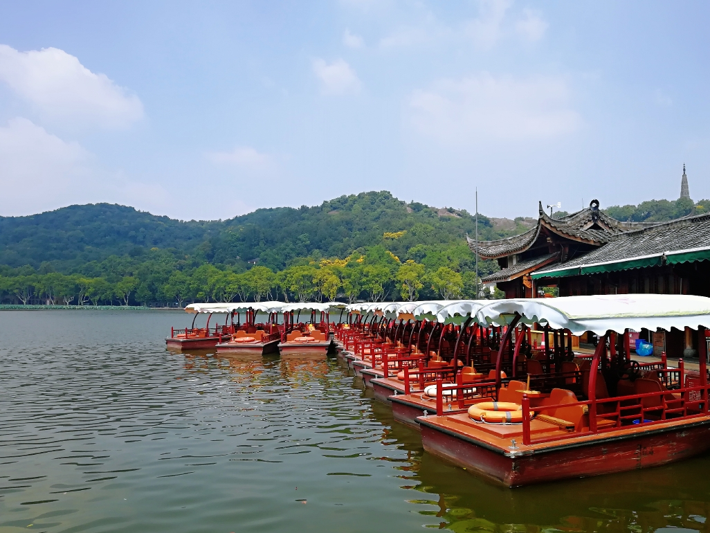 1,西湖遊船西湖沿岸景點眾多,乘船遊西湖,是領略西湖美景的經典途徑之