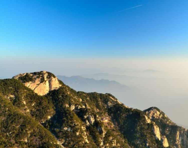 到達中天門後可以選擇徒步登山到達山頂或者乘坐纜車到達山頂,具體