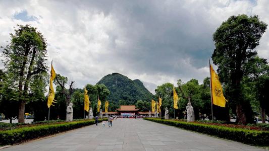 宁远县城南三十公里处的九嶷山,是中华民族始祖五帝之一——舜帝的