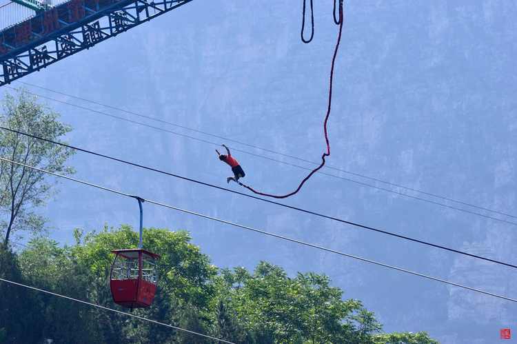 蹦極(bungee jumping),也叫機索跳,白話叫笨豬跳,是近些年來新興的