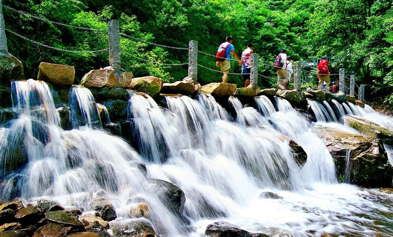 風景區,是以鮮明的峽谷地貌為特色的旅遊景區,位於杭州臨安至黃山兩個