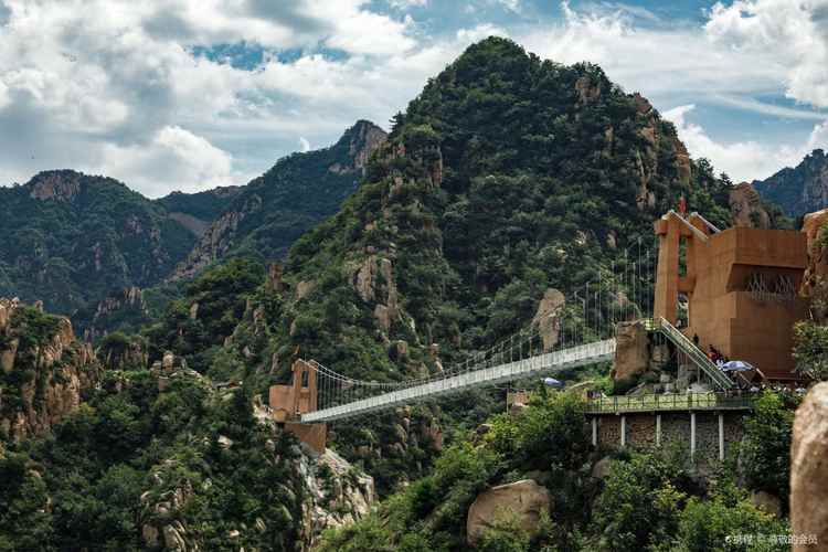 秦皇島冰糖峪大峽谷風景區:地處明長城腳下,北靠燕山,南為丘陵,東側為