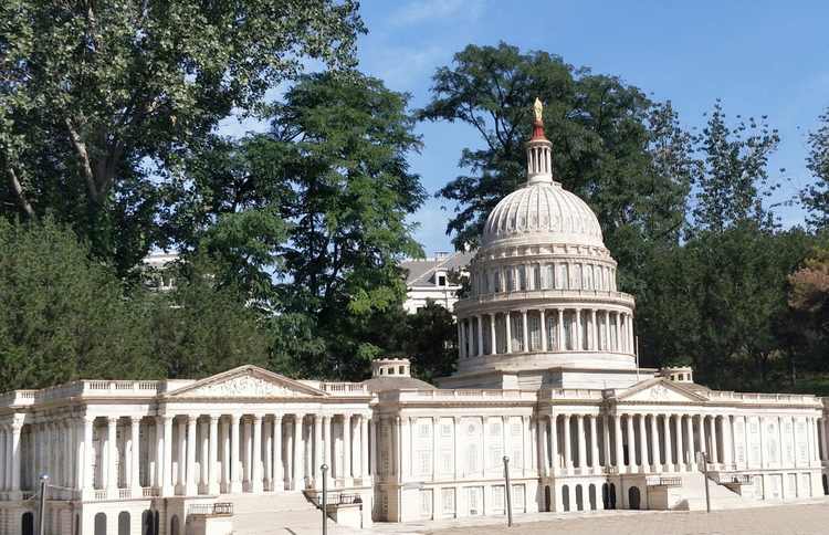 公園大門內的正前方是寬闊的意大利臺地園,遊客可從順時針方向進入