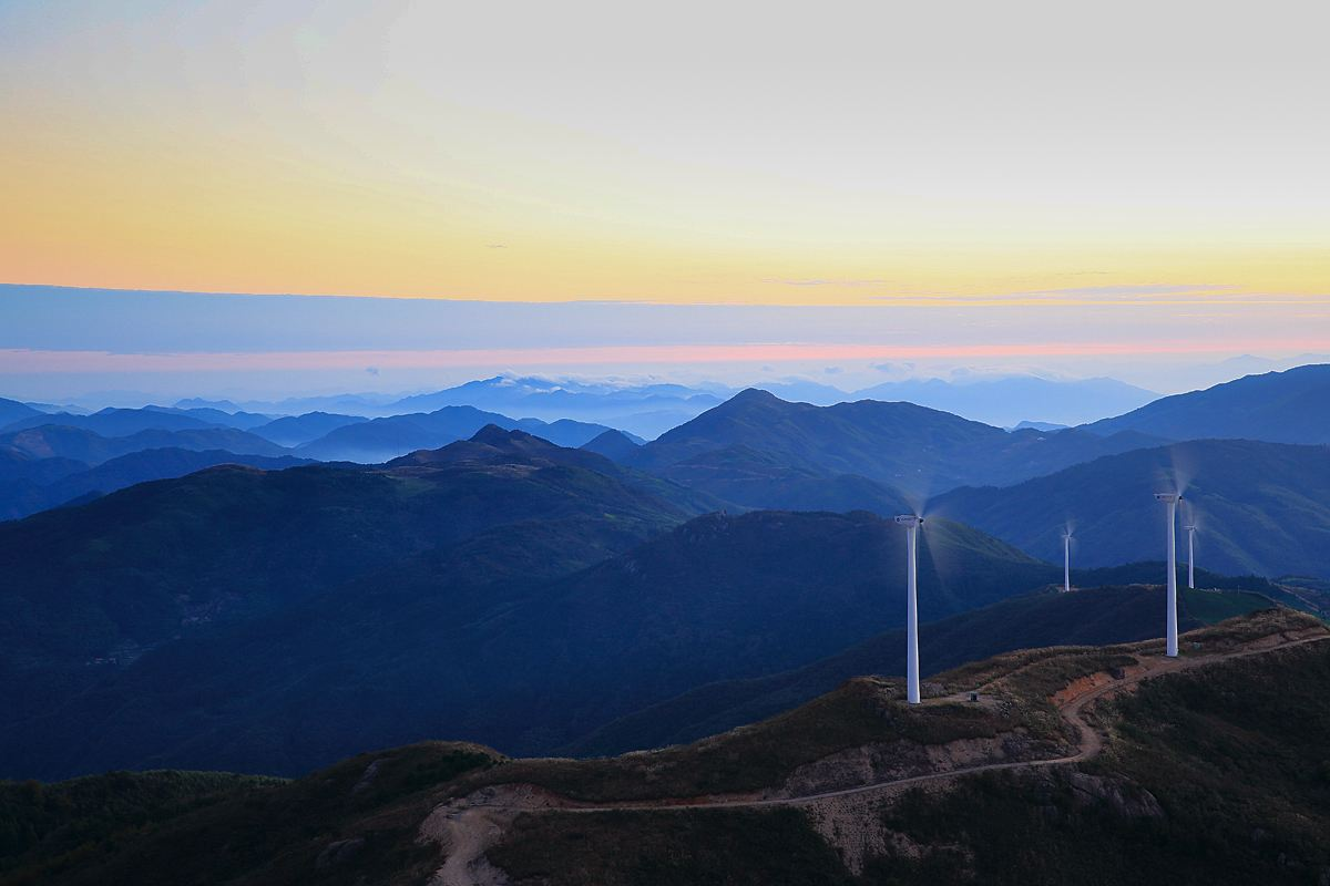 东白山风景区位于浙江省中部东阳市,诸暨市,嵊州市交界的东白山范围内