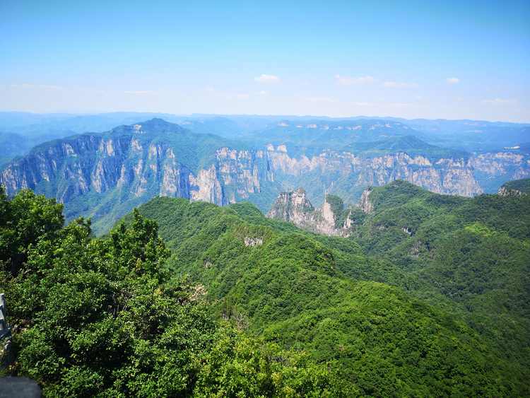 縣焦作雲臺山景區,景區內有巍峨的高山和陡峭的奇石,景色十分美麗開闊