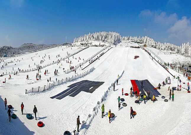 2,石柱白天池滑雪场,白天池滑雪场位于石柱县冷水镇,海拔1500米,占地