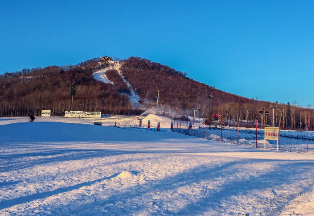 吕梁滑雪场有:一,千年滑雪场,二,朝阳滑雪场,三,曹溪河欢乐城滑雪场