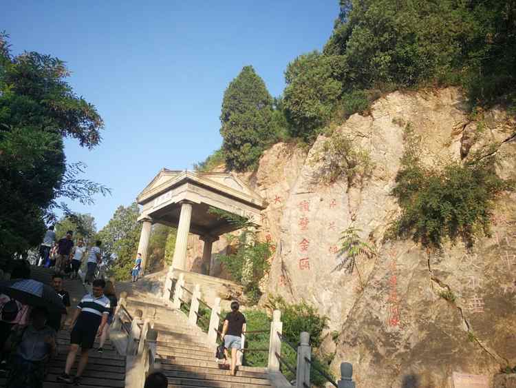 驪山國家森林公園介紹:驪山國家森林公園,是華清宮景區的一部分,位於