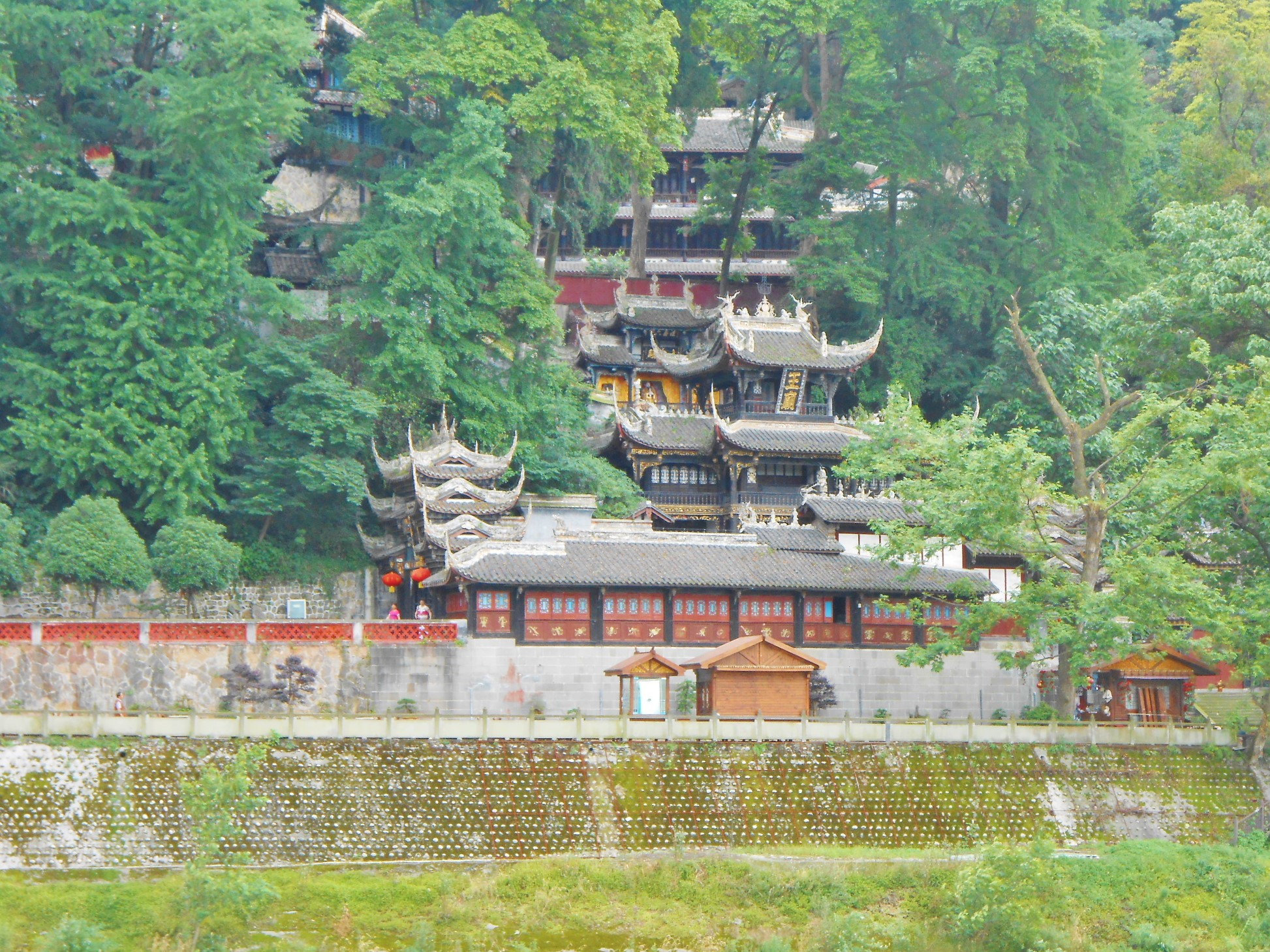 天然圖畫坊位於四川省成都市都江堰市青城山鎮青城村(駐地赤城閣)西1