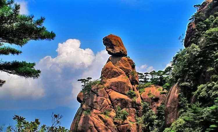 仙女彈琴,黃山山峰上的一塊巨石,當太陽穿透雲層,照射在它的上面,這時