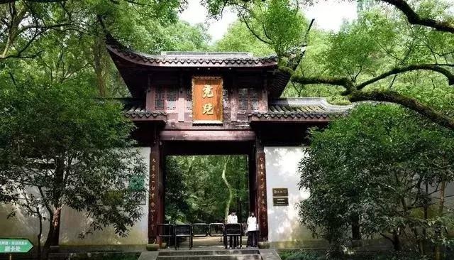 必去景點有櫻花跑道,西湖十景,靈隱寺,京杭大運河,西溪溼地,九溪煙村