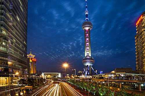 東方明珠廣播電視塔(the oriental pearl radio & tv tower)是上海的