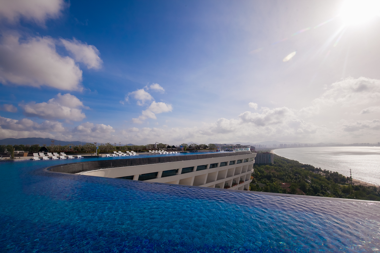 在三亚康年酒店顶层1200平米无边际泳池和70米高空悬挑透明泳池里一边|三亚|三亚湾|泳池_新浪新闻
