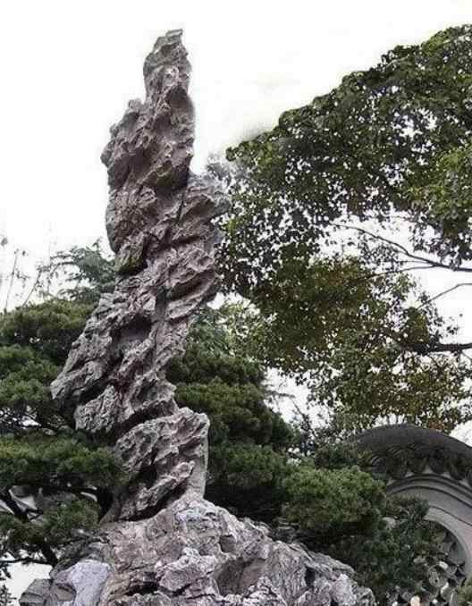 縐雲峰瑞雲峰是一塊太湖石,與玉玲瓏,縐雲峰被稱為