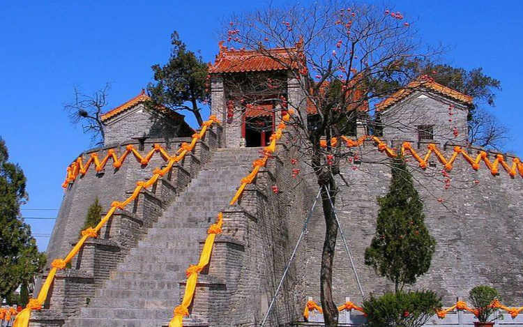 老君台原名升仙台或拜仙台,原为明道宫的一部分,位于老子故里鹿邑县城