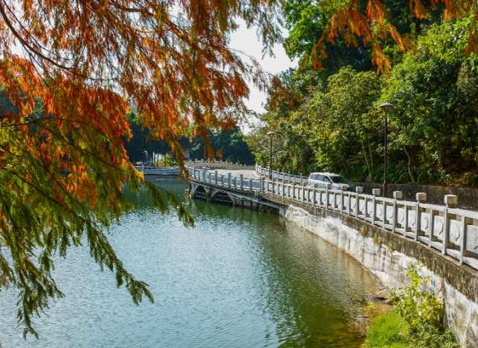 仙湖景區位於汕頭市潮南區仙城鎮境內大南山北麓中段,距潮南城區13