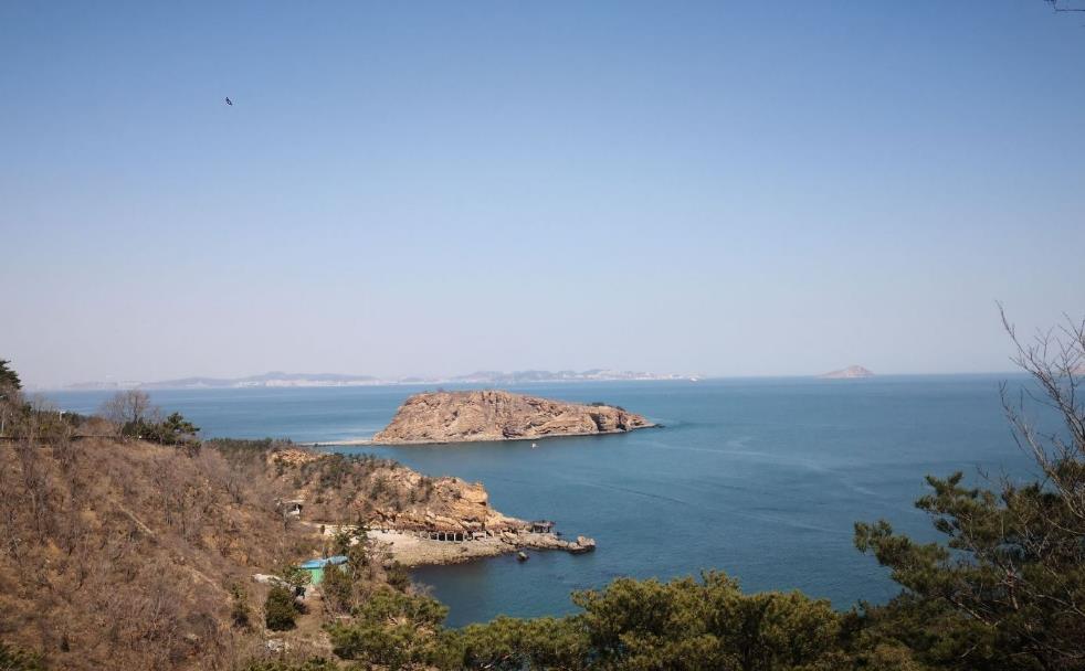 黄海的西北部它通过渤海海峡与渤海相连,东部由济州海峡与朝鲜海峡