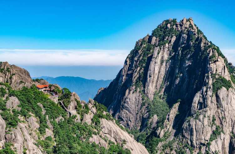 天都峰黃山三大主峰之一,位於黃山東南部,西對蓮花峰,東連缽盂峰,離