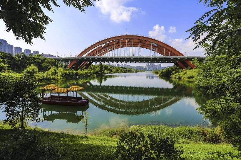 公園包括觀山湖北湖和南湖(原金華湖),北部與貴陽市級行政中心相連.