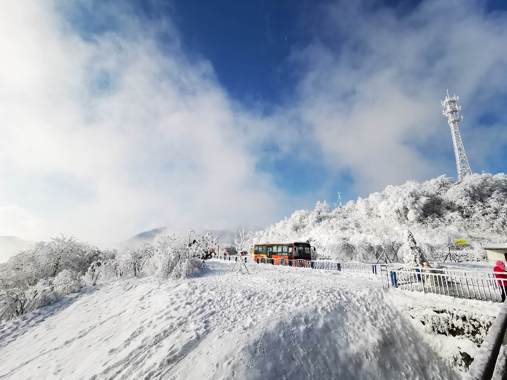 西岭雪山近景图片